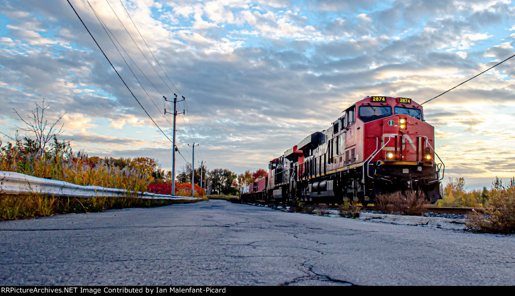 CN 2874 leads 327 at Du Havre boulvard